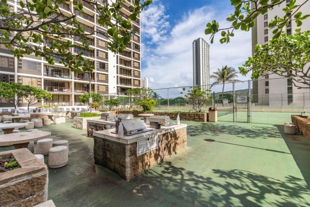 Апартаменти Waikiki Banyan W-Ocean Views With Free Parking! Гонолулу Екстер'єр фото